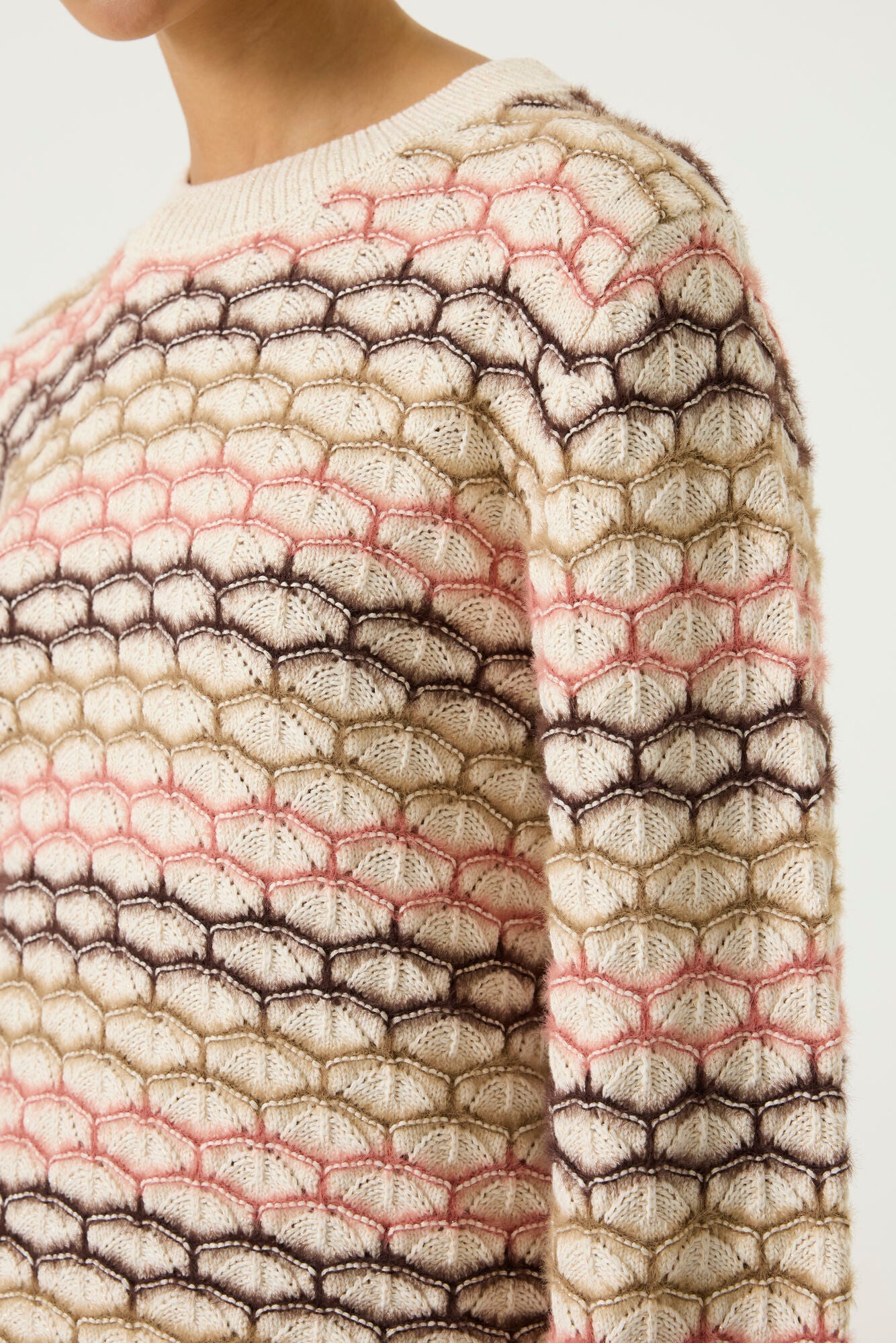 Détail du chandail tricot à manches longues crème texturé avec rayures rose et beige pour femme par Garcia