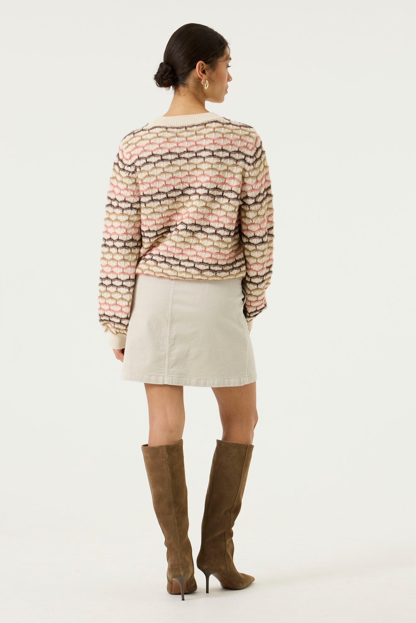 Vue arrière du chandail tricot à manches longues crème texturé à rayures avec col rond pour femme par Garcia