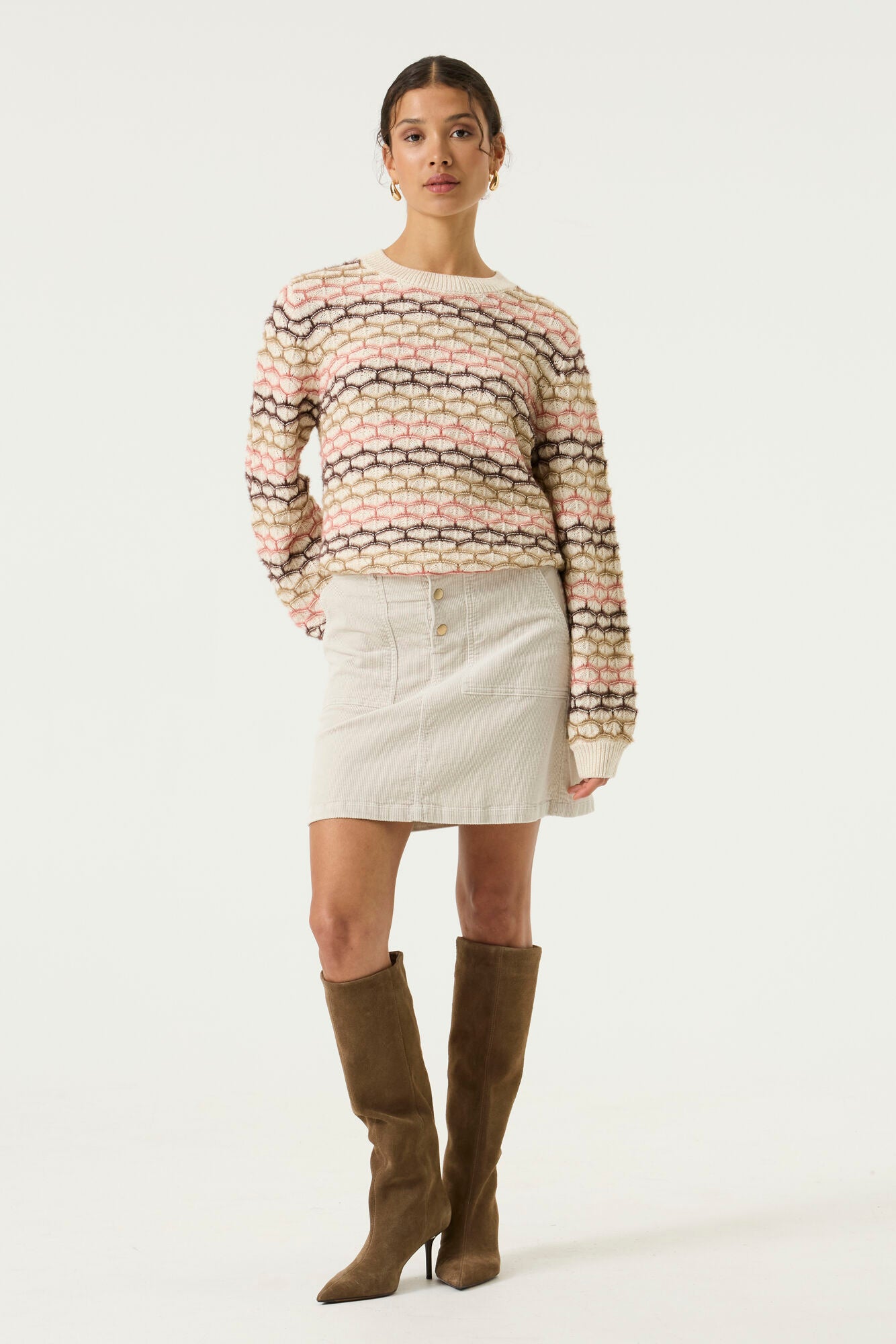 Vue avant complète du chandail tricot à manches longues crème texturé à rayures, porté avec jupe pour femme par Garcia