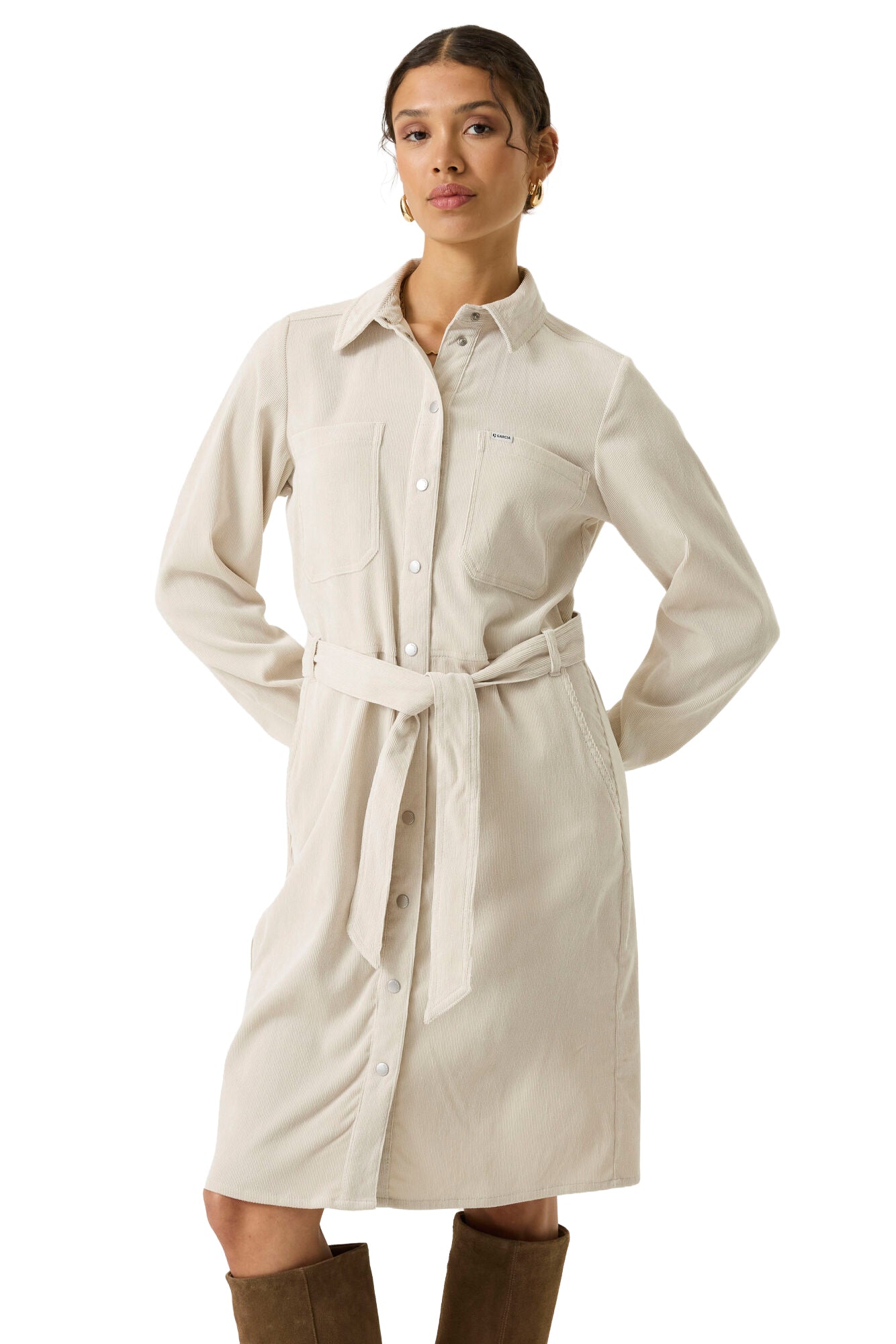 Vue de face du robe manches longues côtelée crème avec ceinture et poches poitrine pour femme par Garcia