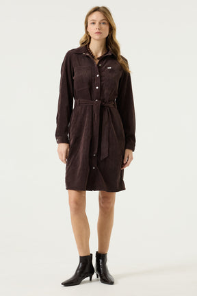 Vue de face complète du robe manches longues brune foncé avec manches longues et boutons-pression pour femme par Garcia