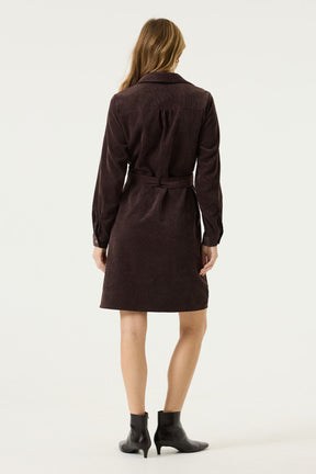 Robe manches longues brune foncé avec col, empiècement au dos et ceinture nouée pour femme par Garcia, vue de dos