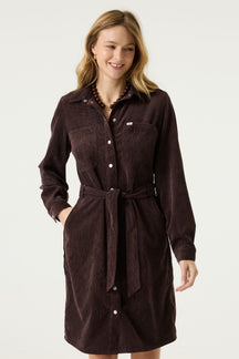 Vue de face d’un robe manches longues en velours côtelé brun foncé avec ceinture et poches poitrine pour femme par Garcia
