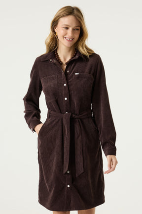 Vue de face d’un robe manches longues en velours côtelé brun foncé avec ceinture et poches poitrine pour femme par Garcia