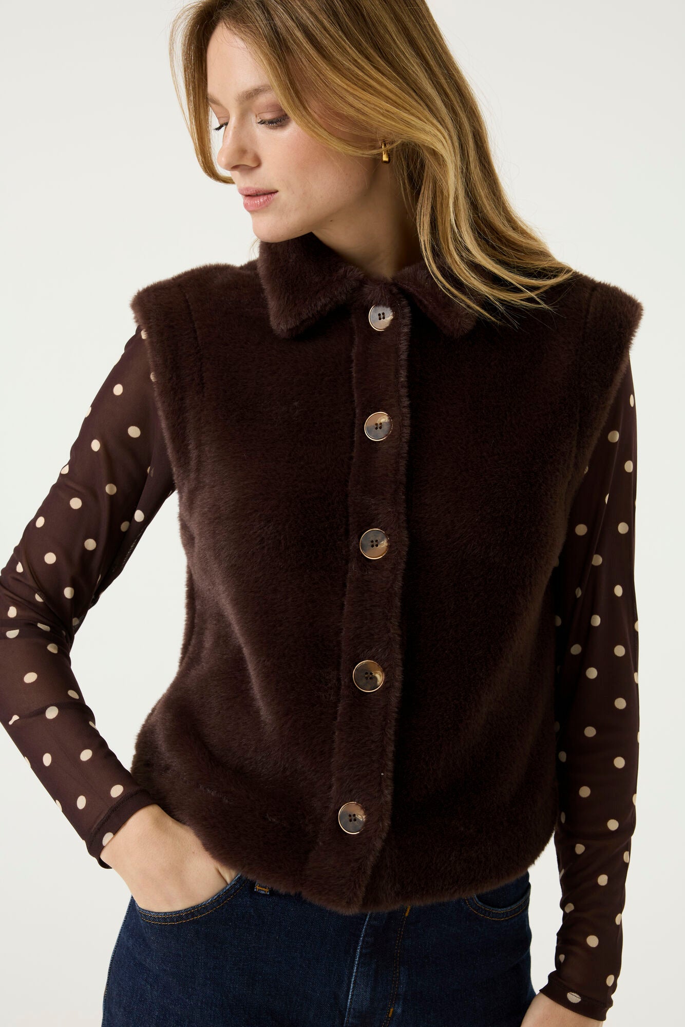 Veste sans manches brun foncé en fausse fourrure avec col et boutons pour femme par Garcia, en gros plan