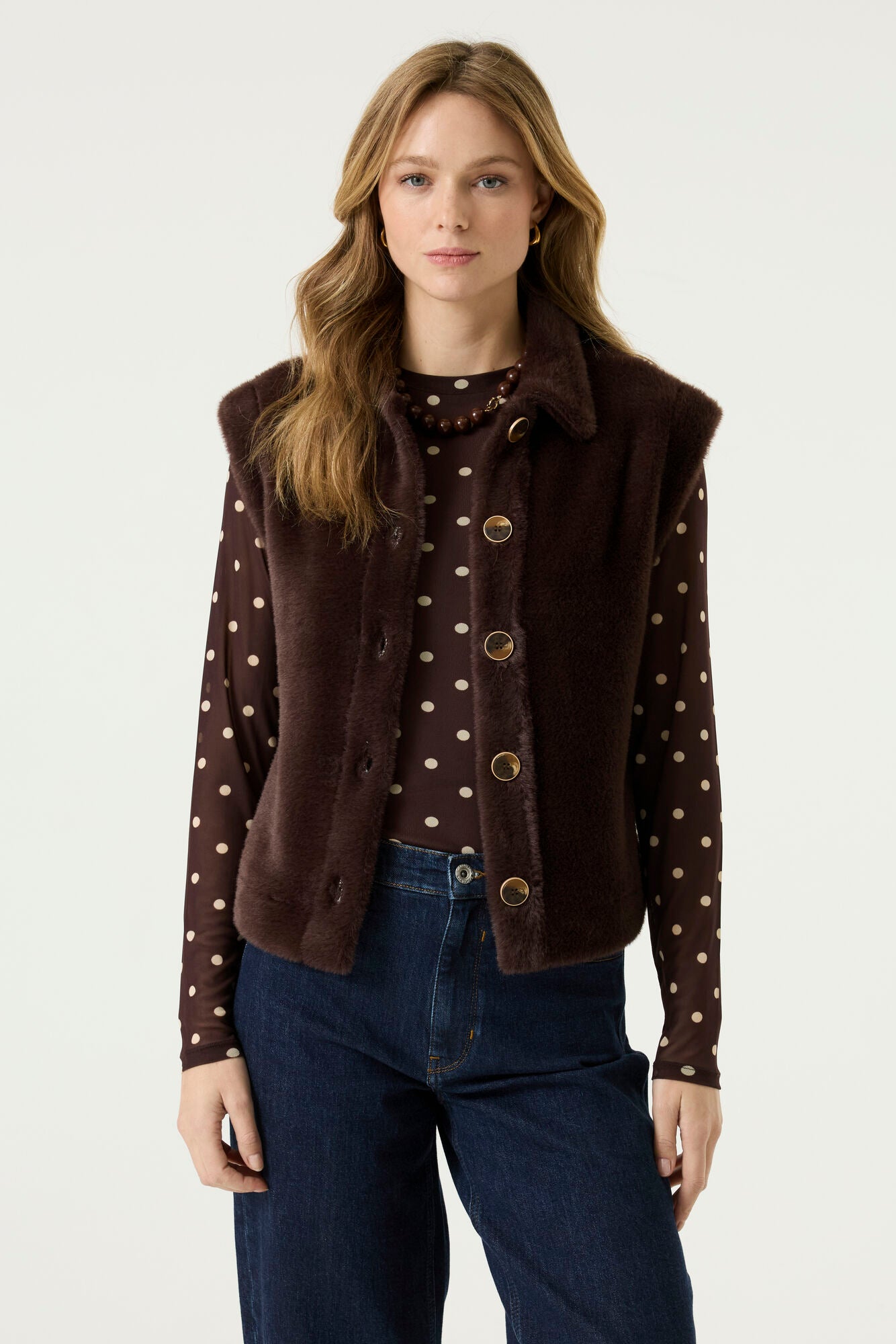 Vue avant mi-corps de la veste sans manches brun foncé en fausse fourrure avec col et boutons pour femme par Garcia
