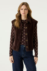Vue avant mi-corps de la veste sans manches brun foncé en fausse fourrure avec col et boutons pour femme par Garcia