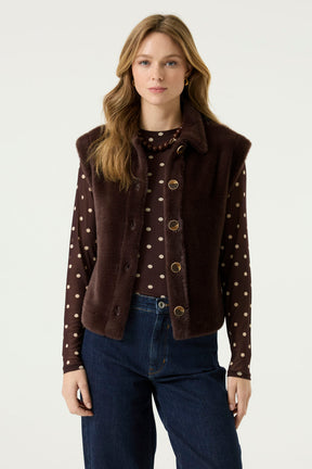 Vue avant mi-corps de la veste sans manches brun foncé en fausse fourrure avec col et boutons pour femme par Garcia