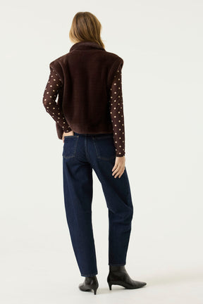 Vue arrière de la veste sans manches brun foncé en fausse fourrure, coupe courte pour femme par Garcia