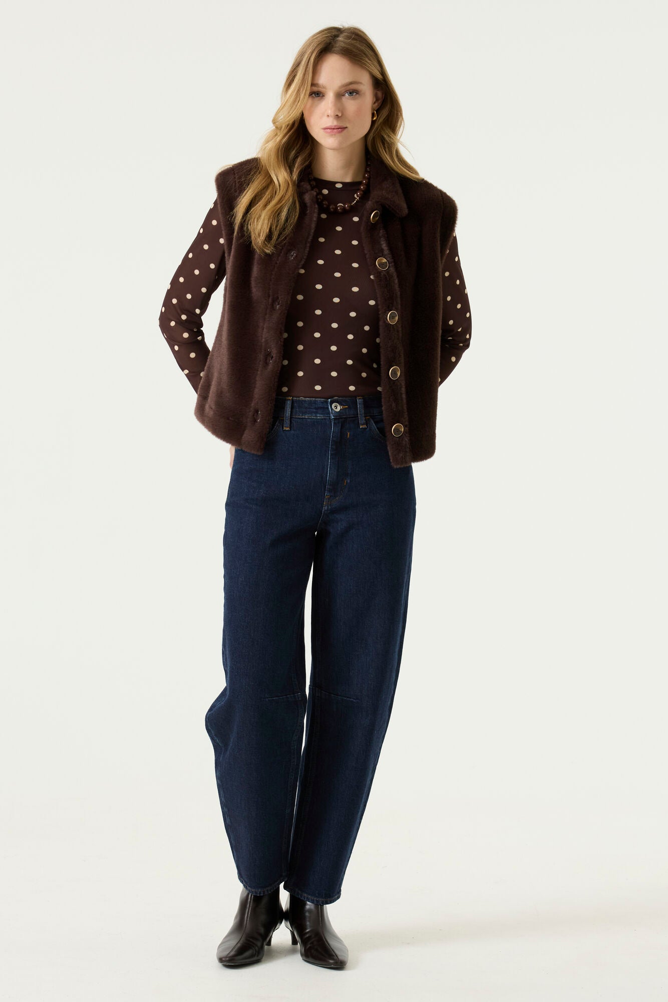 Veste sans manches brun foncé en fausse fourrure, ouverte sur le devant pour femme par Garcia, vue avant portée