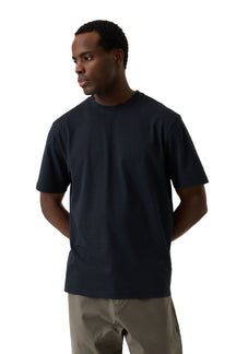 T-Shirt marine foncé à manches courtes sur mannequin, vue avant taille avec motif ton sur ton pour homme par Garcia