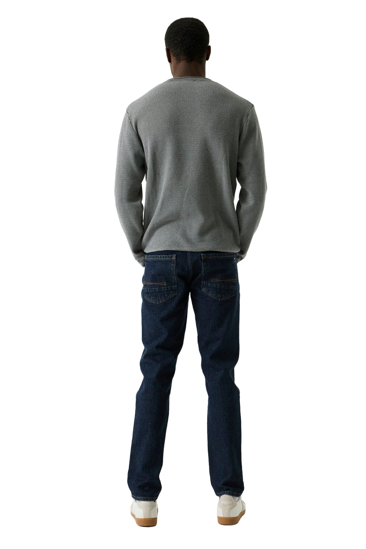 Chandail manches longues en tricot gris texturé sur mannequin, vue arrière avec dos uni texturé pour homme par Garcia