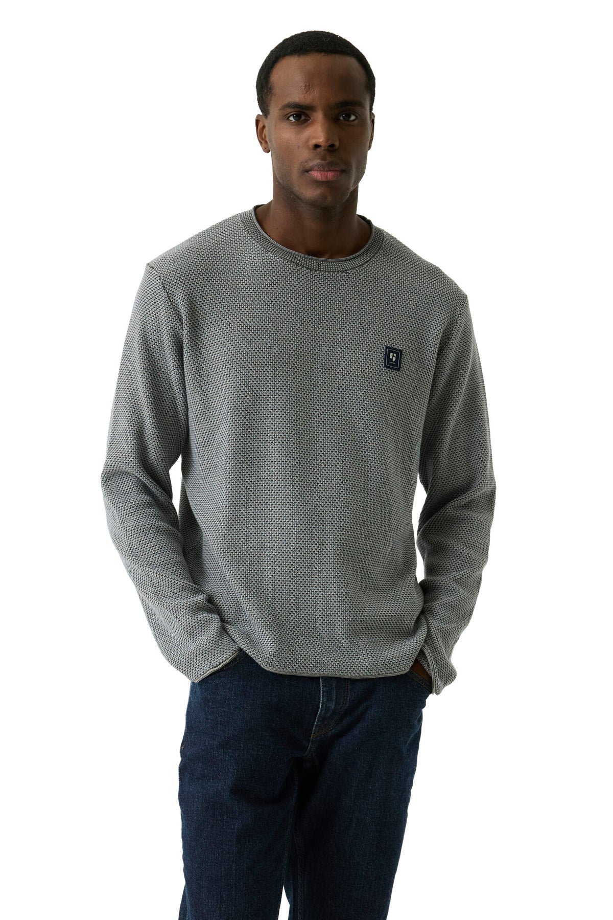 Chandail manches longues en tricot gris texturé sur mannequin, vue avant mi-corps pour homme par Garcia