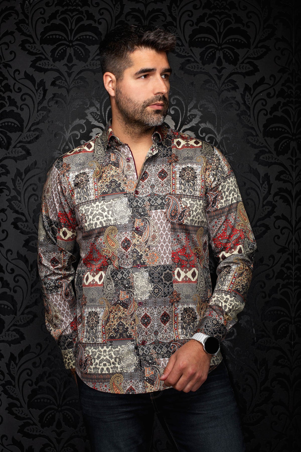 Vue de face sur mannequin d'une chemise boutonnée patchwork paisley multicolore à manches longues pour homme par Au Noir