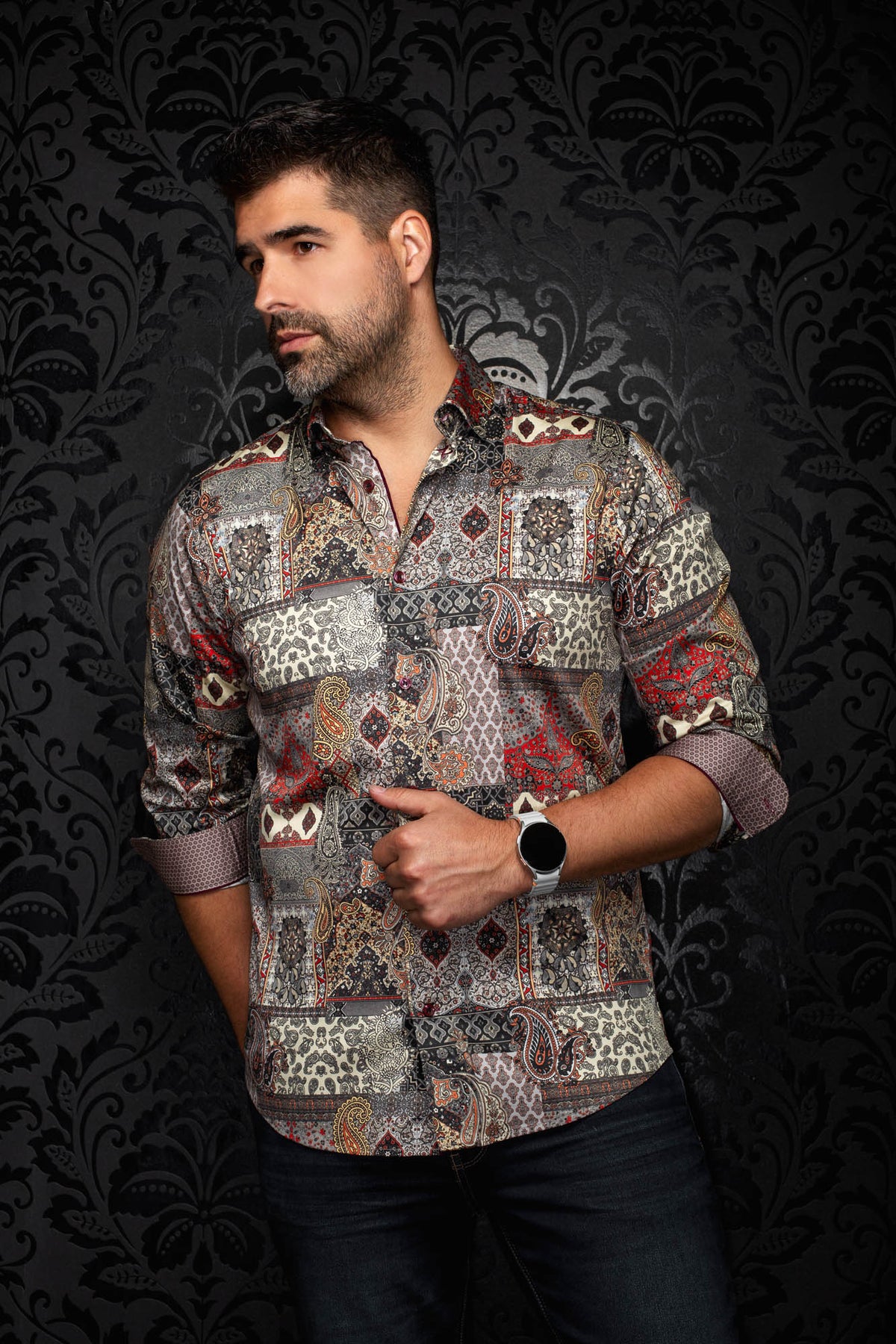 Sur mannequin de côté, le vue de biais d'une chemise patchwork paisley multicolore pour homme par Au Noir