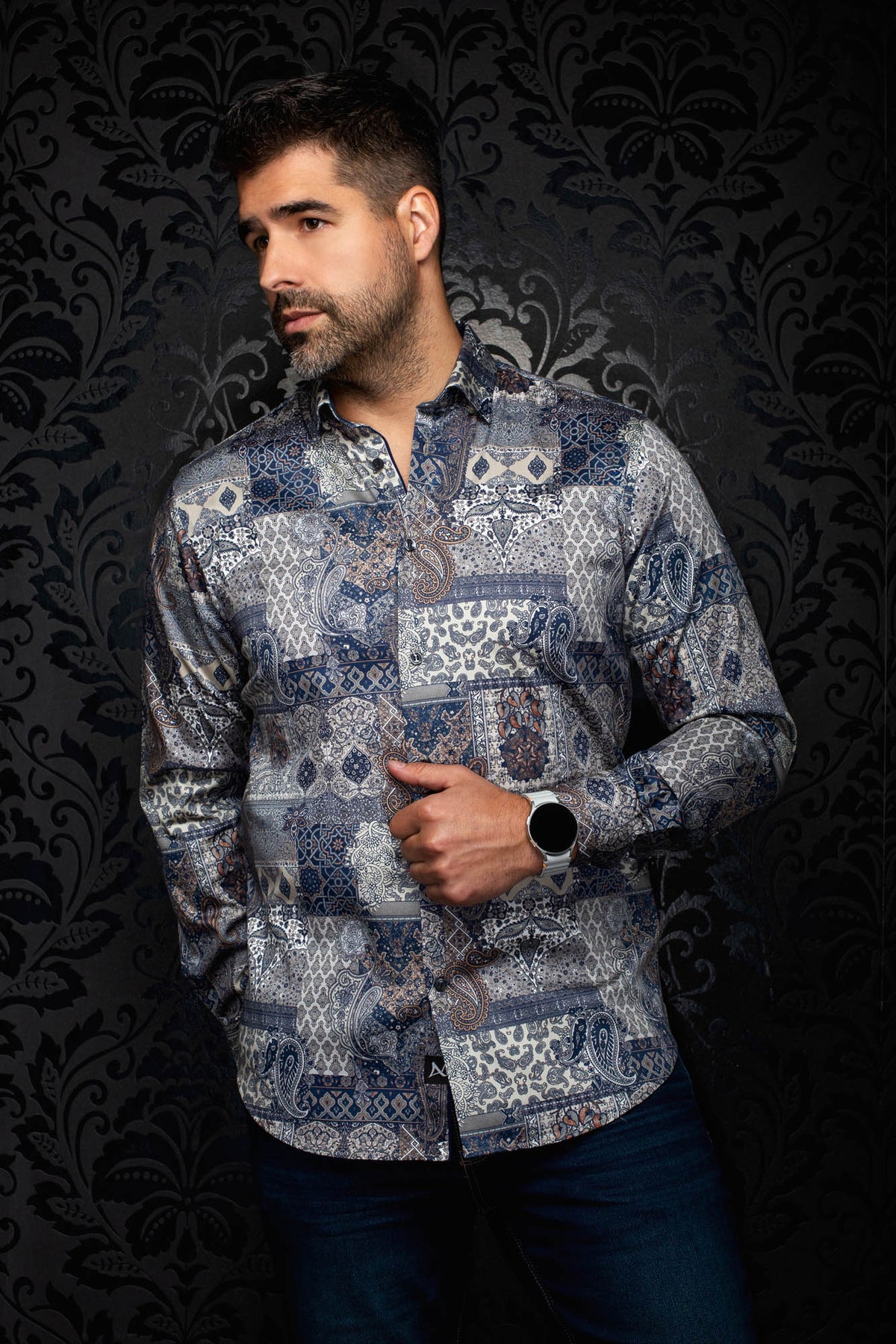 Chemise boutonnée paisley bleu marine et crème, vue avant en angle avec manches longues visibles pour homme par Au Noir
