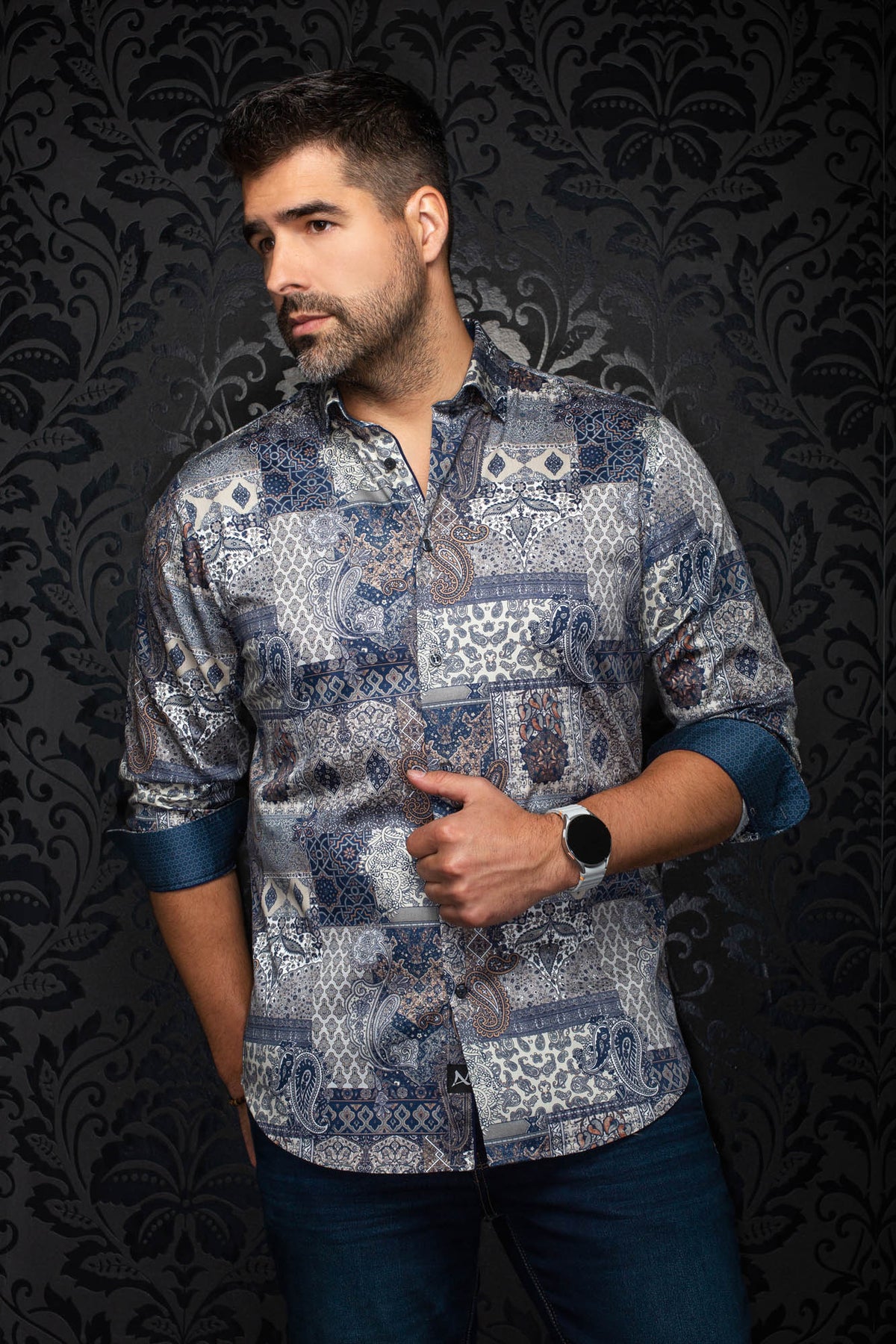 Chemise boutonnée paisley bleu marine et crème, vue de face avec poignets contrastants repliés pour homme par Au Noir