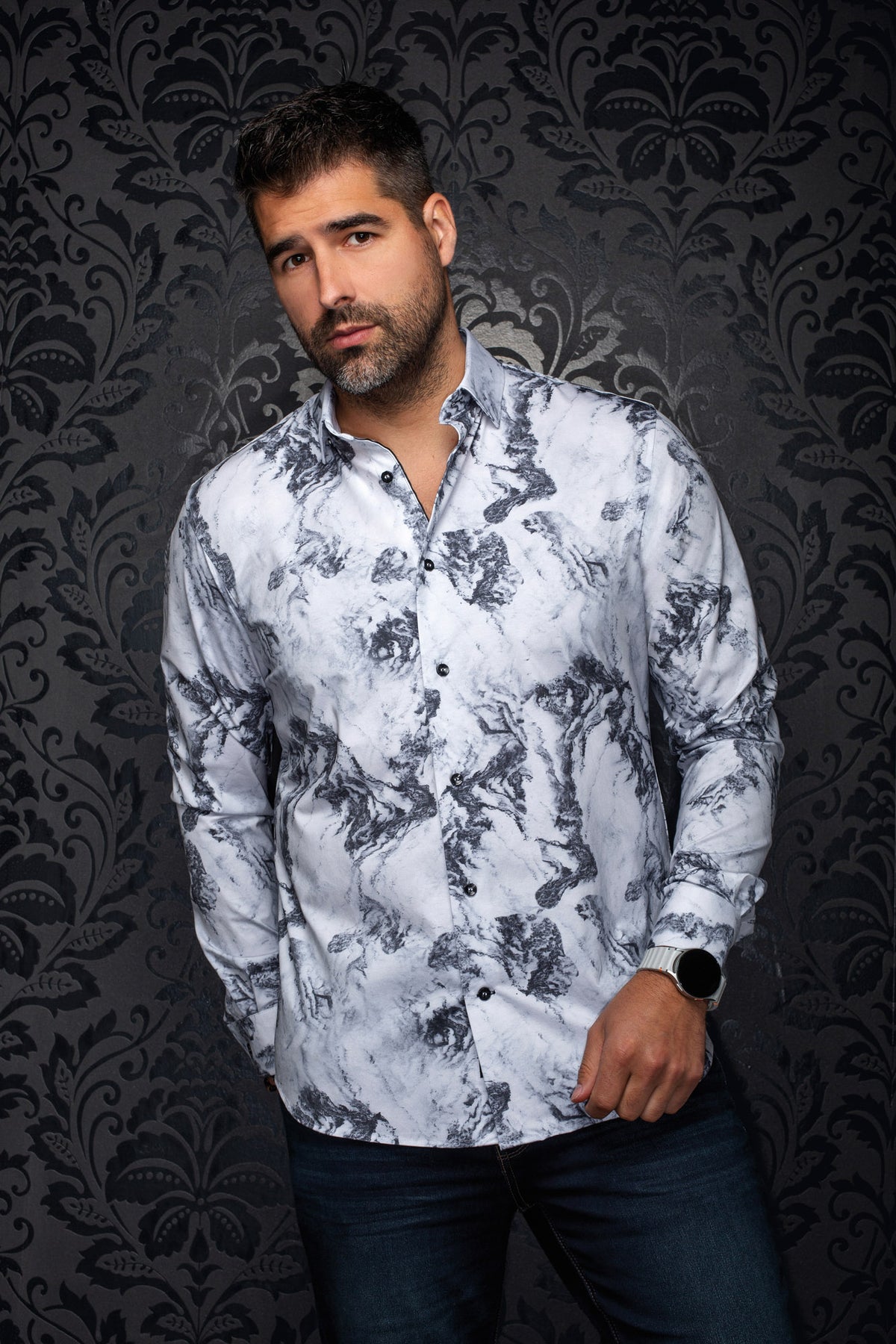 Chemise blanche à imprimé marbré noir et gris avec boutons noirs visibles pour homme par Au Noir, vue de face sur modèle