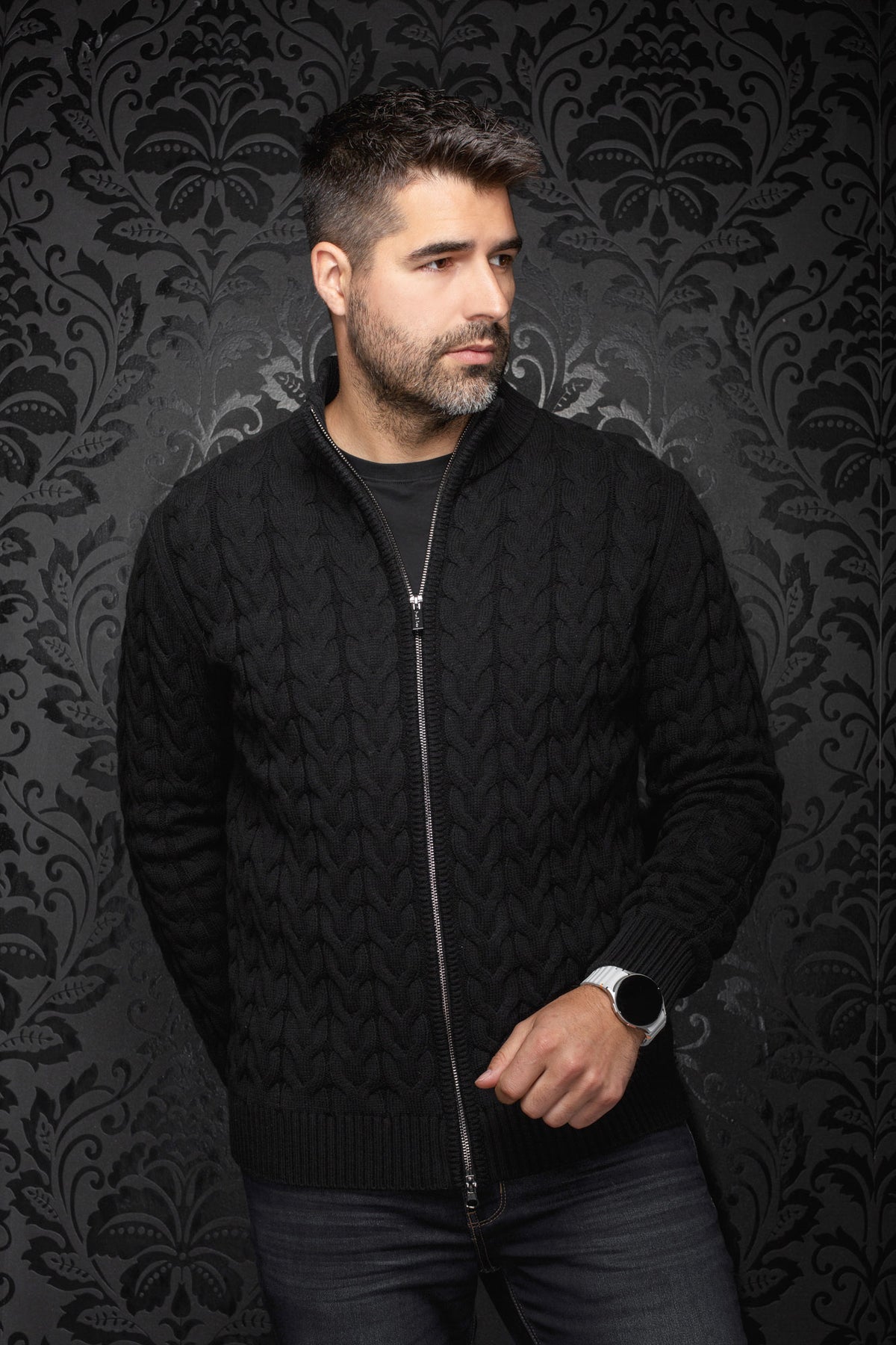 Vue de face, veste en mérinos noire zippée en tricot torsadé avec col, poignets et ourlet côtelés pour homme par Au Noir