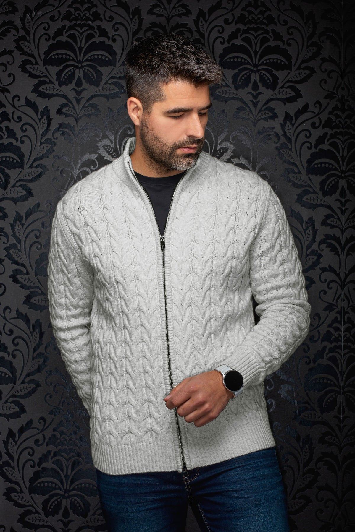 Vue de face sur modèle d’une veste en mérinos gris pâle torsadée avec ourlet côtelé et col montant pour homme par Au Noir