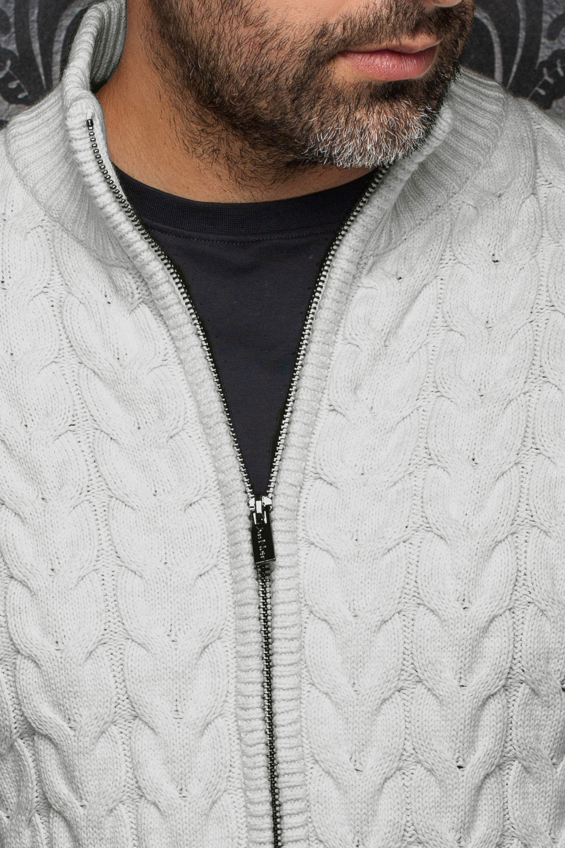 Veste en mérinos gris pâle en tricot torsadé, col montant côtelé et zip foncé pour homme par Au Noir, en gros plan