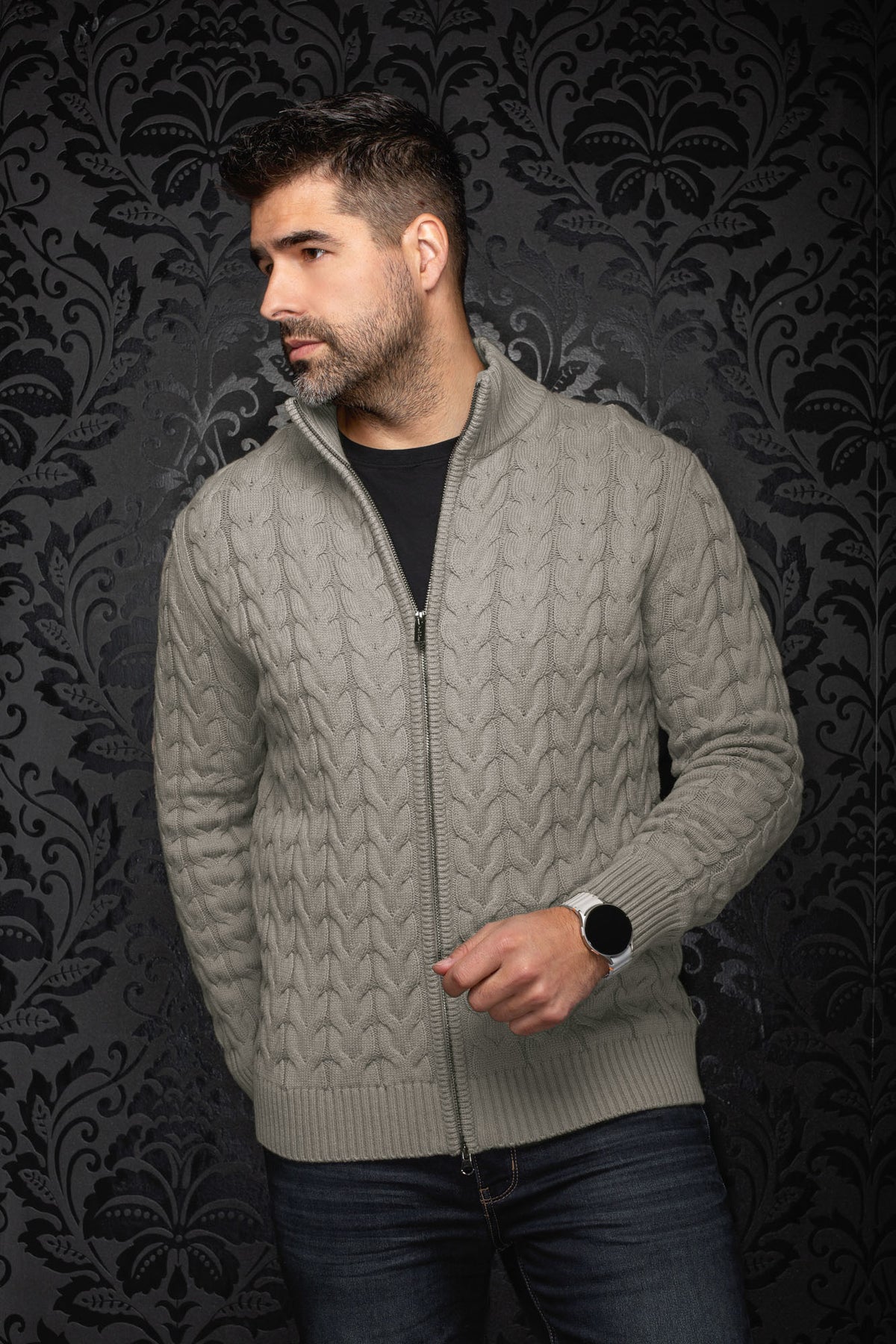 Sur mannequin de face, la veste en mérinos gris en tricot torsadé avec col montant côtelé pour homme par Au Noir