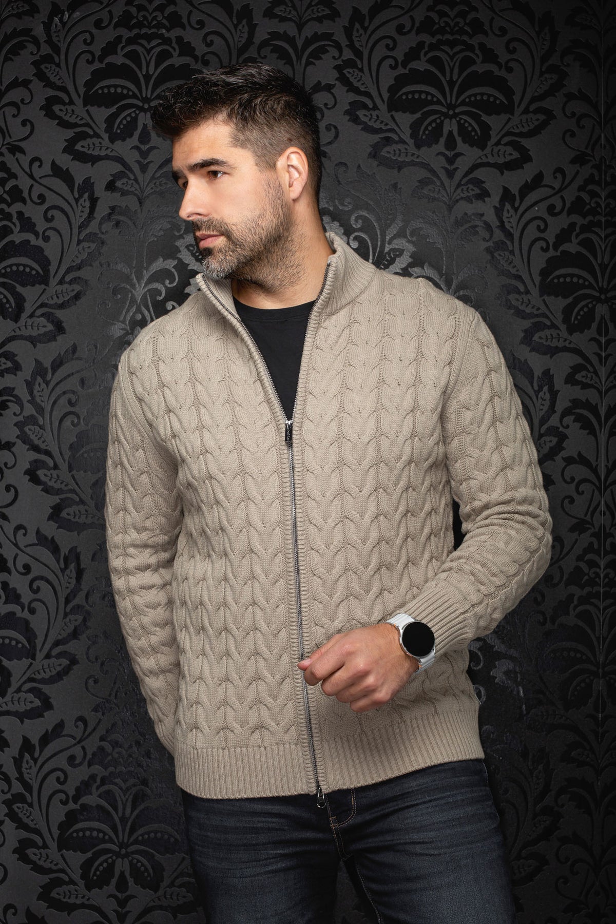 Veste en mérinos zippée en tricot torsadé beige vue de face avec ourlet côtelé et col montant pour homme par Au Noir