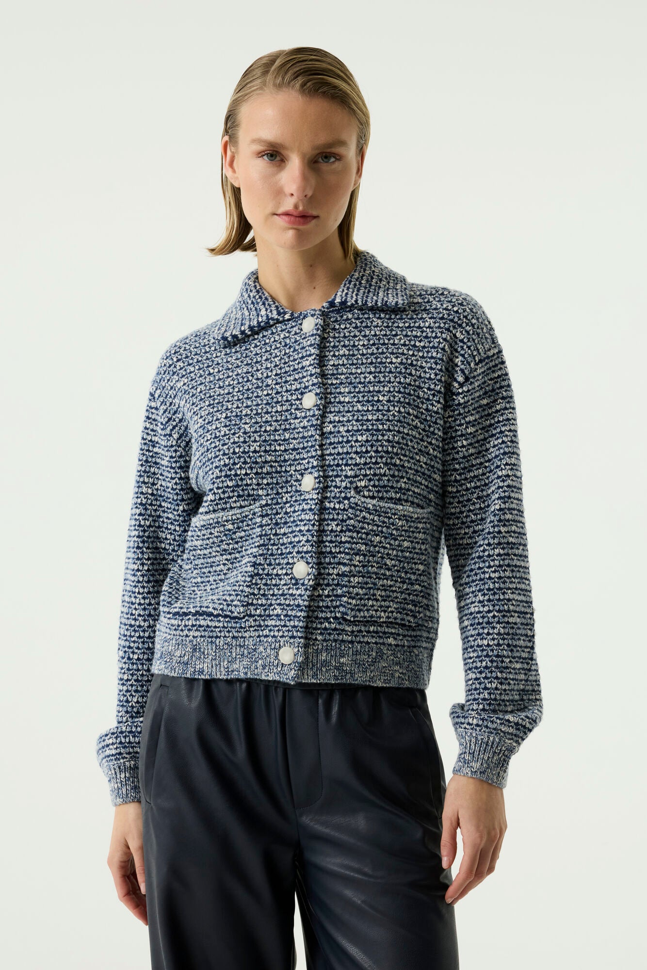 Vue de face du chandail manches longues chiné bleu et crème avec col, boutons et poches plaquées pour femme par Garcia