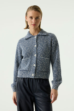 Vue de face du chandail manches longues chiné bleu et crème avec col, boutons et poches plaquées pour femme par Garcia
