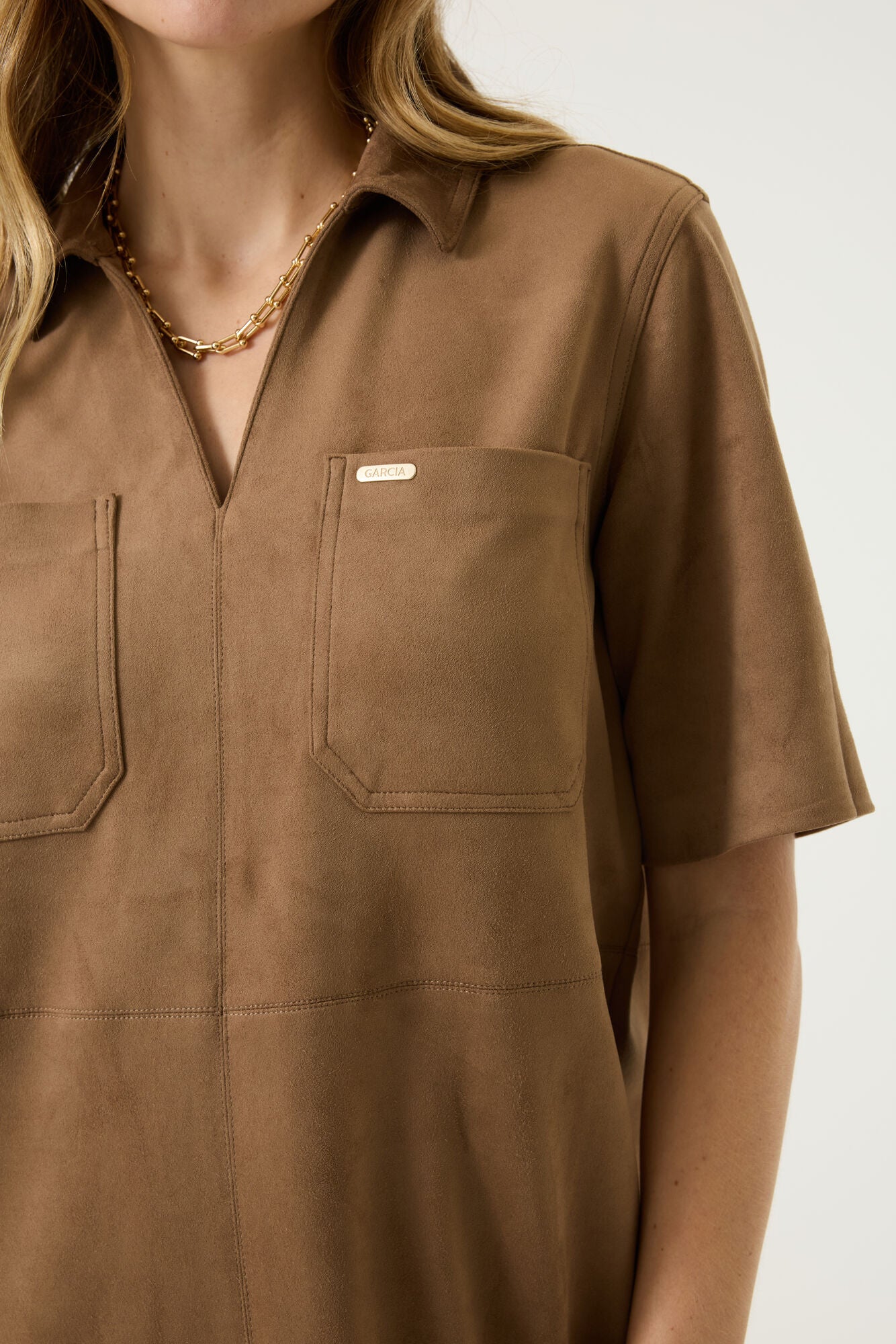 Robe mini manches courtes en faux suède camel avec col, encolure en V et plaque logo pour femme par Garcia, en gros plan