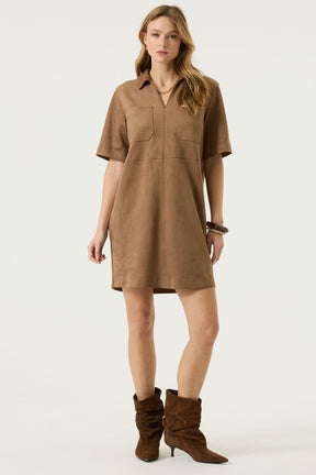 Vue de face complète d’un robe mini manches courtes brune camel en faux suède, manches courtes pour femme par Garcia