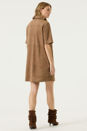 Robe mini manches courtes brune camel en faux suède, manches courtes et ourlet droit pour femme par Garcia, vue de dos