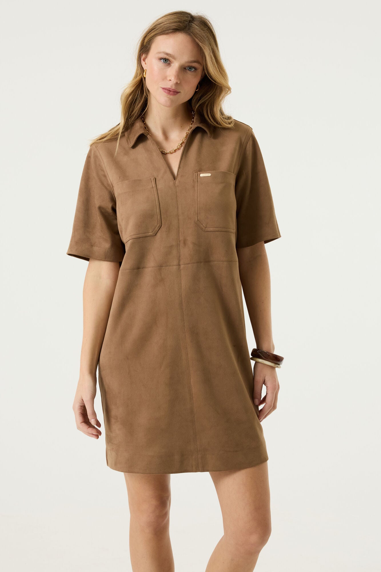 Robe mini manches courtes brune camel en faux suède avec col pointu et poches poitrine pour femme par Garcia, vue de face