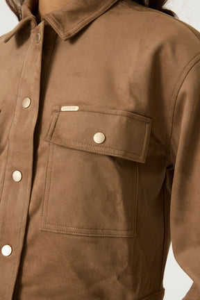 Détail de jacket brune tan aspect suède avec poche à rabat, boutons dorés et logo métal pour femme par Garcia