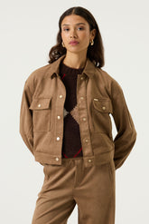 Vue de face du jacket courte brun tan aspect suède, col chemise, boutons-pression et poches pour femme par Garcia
