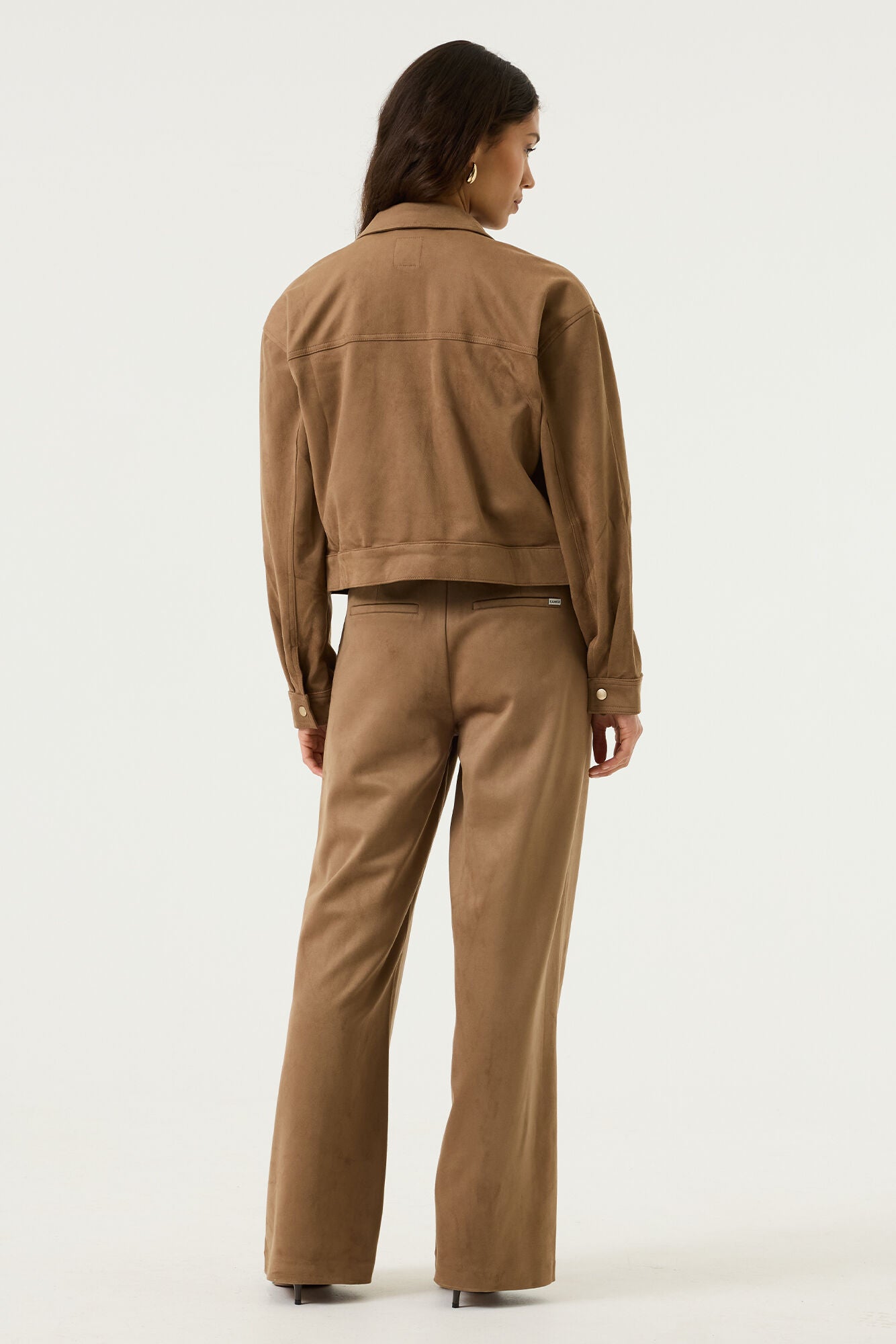 Jacket courte brun tan aspect suède avec empiècement, bande d’ourlet et poignets pour femme par Garcia, vue de dos