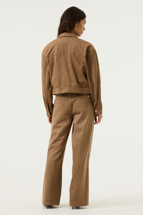 Jacket courte brun tan aspect suède avec empiècement, bande d’ourlet et poignets pour femme par Garcia, vue de dos
