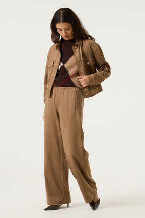 Vue de trois quarts du jacket courte brun tan aspect suède, porté ouvert, vue de cote pour femme par Garcia