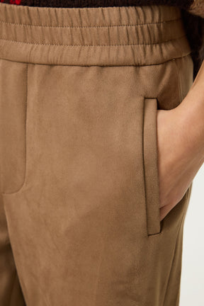 Pantalon jambe large camel montrant la taille élastique, la poche et la texture suédée pour femme par Garcia, en gros plan
