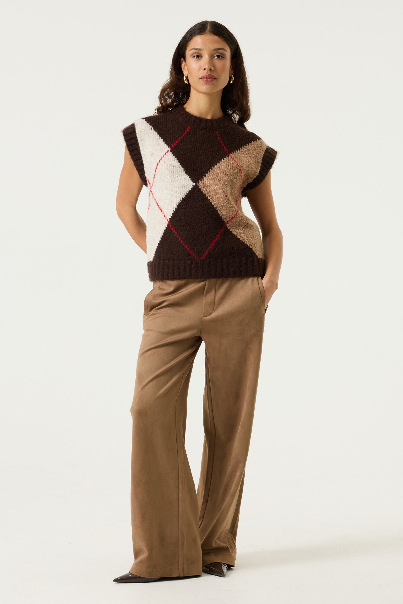 Vue de face sur mannequin de la pantalon jambe large large camel avec taille élastique et poches pour femme par Garcia