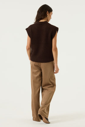 Vue arrière sur mannequin de la pantalon jambe large large camel avec jambes longues et dos lisse pour femme par Garcia