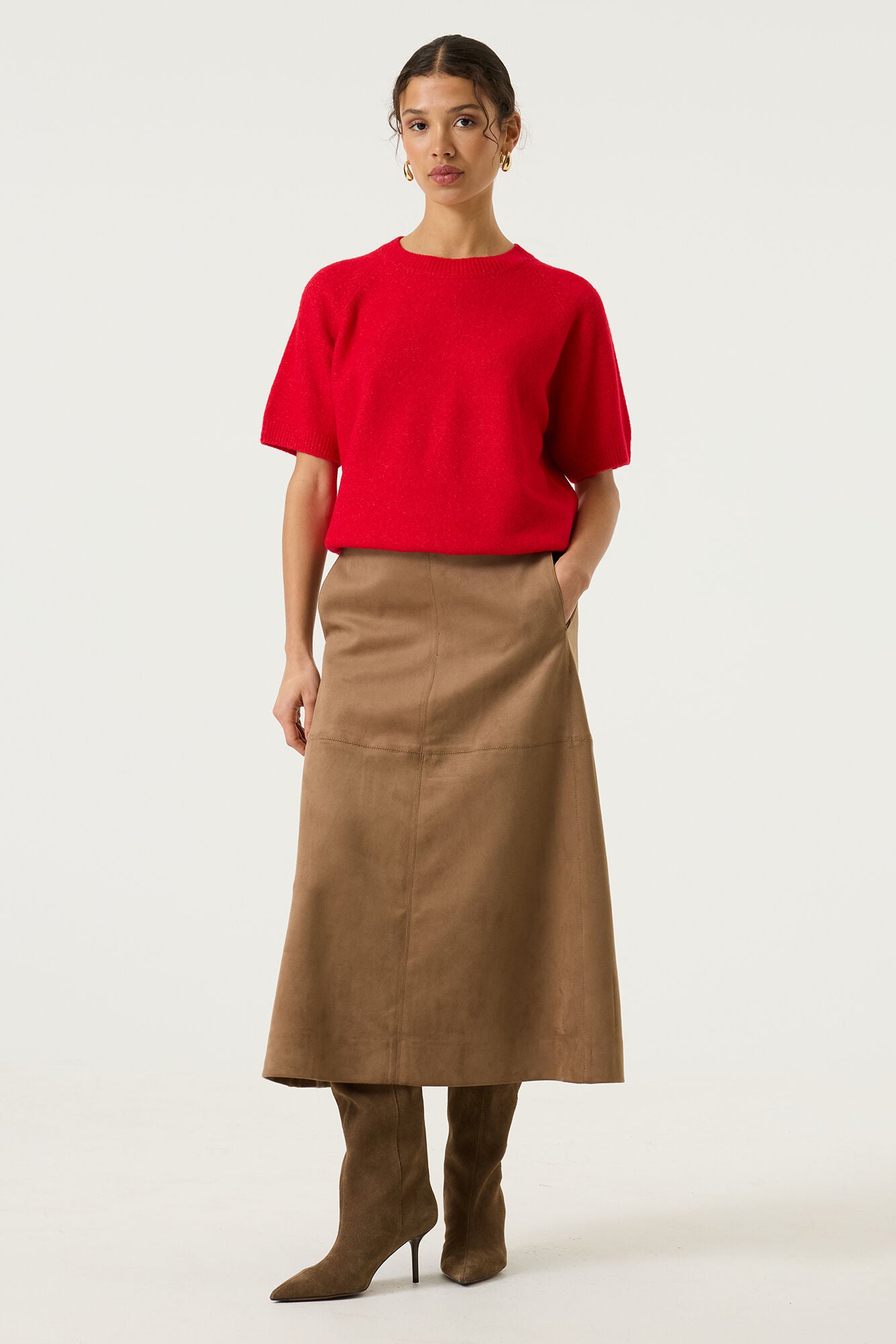 Vue de face sur modèle d’une jupe midi tan avec poches et coutures de panneaux pour femme par Garcia