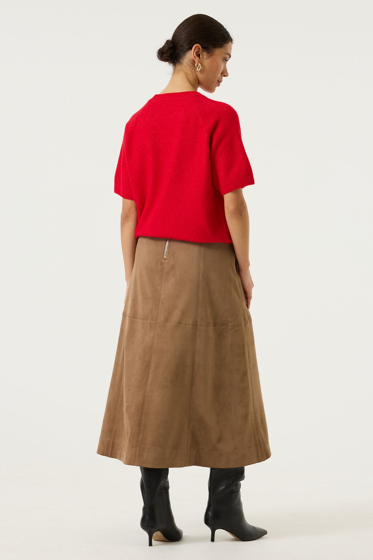 Jupe midi tan avec coutures verticales et fermeture éclair à la taille pour femme par Garcia, vue de dos