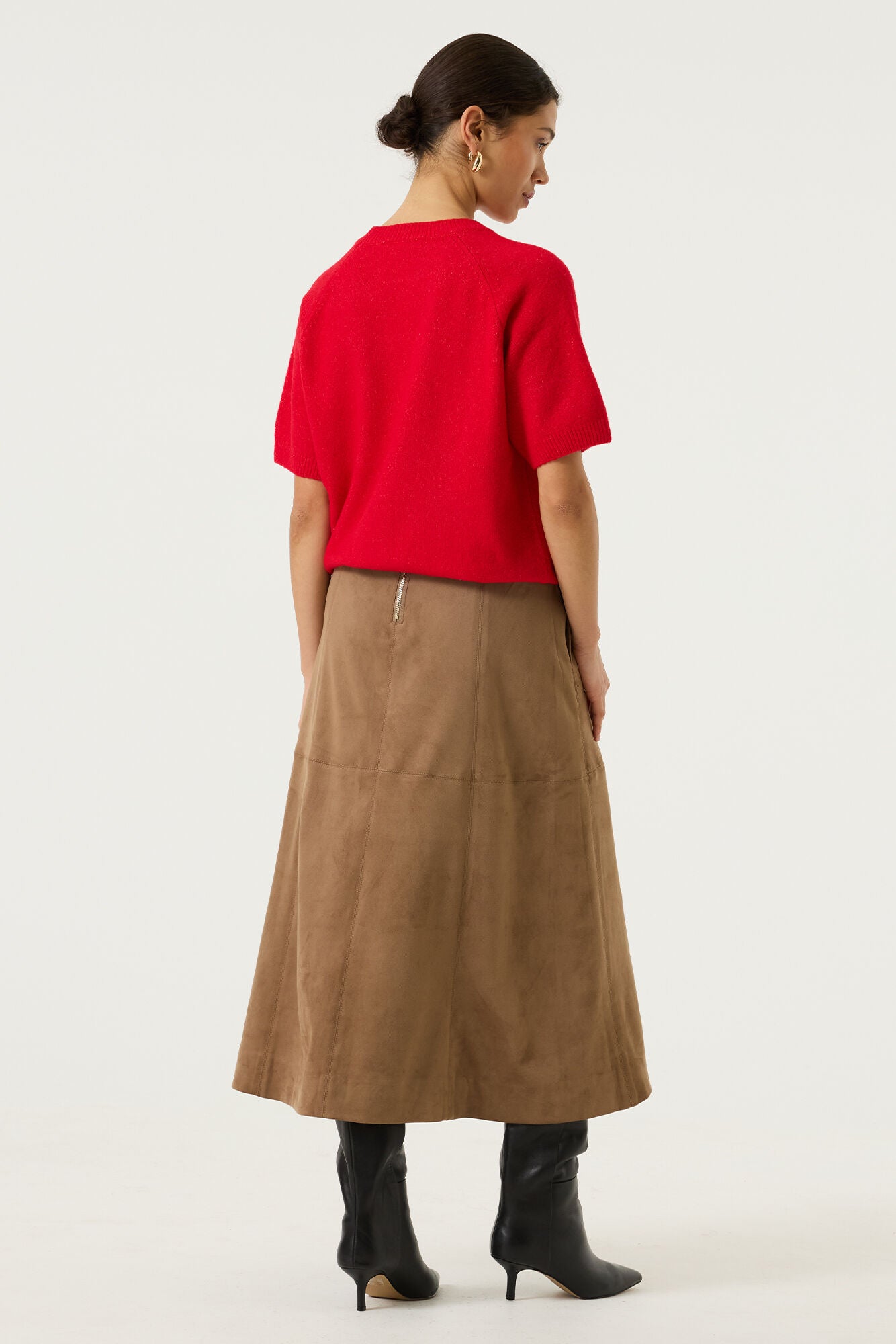 Jupe midi tan avec coutures verticales et fermeture éclair à la taille pour femme par Garcia, vue de dos