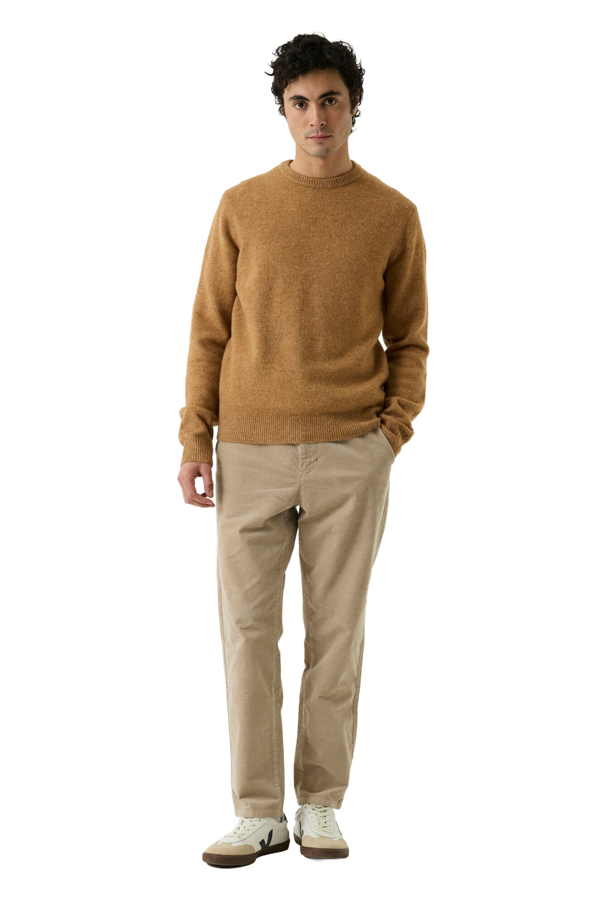 Chandail manches longues en tricot camel à col rond côtelé pour homme par Garcia, vue de face pleine longueur