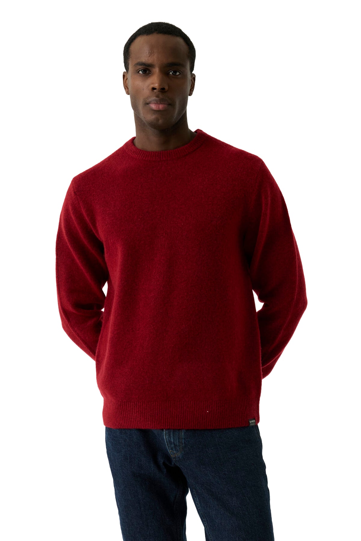 Vue de face mi-corps du chandail manches longues en tricot rouge à col rond, ourlet côtelé pour homme par Garcia
