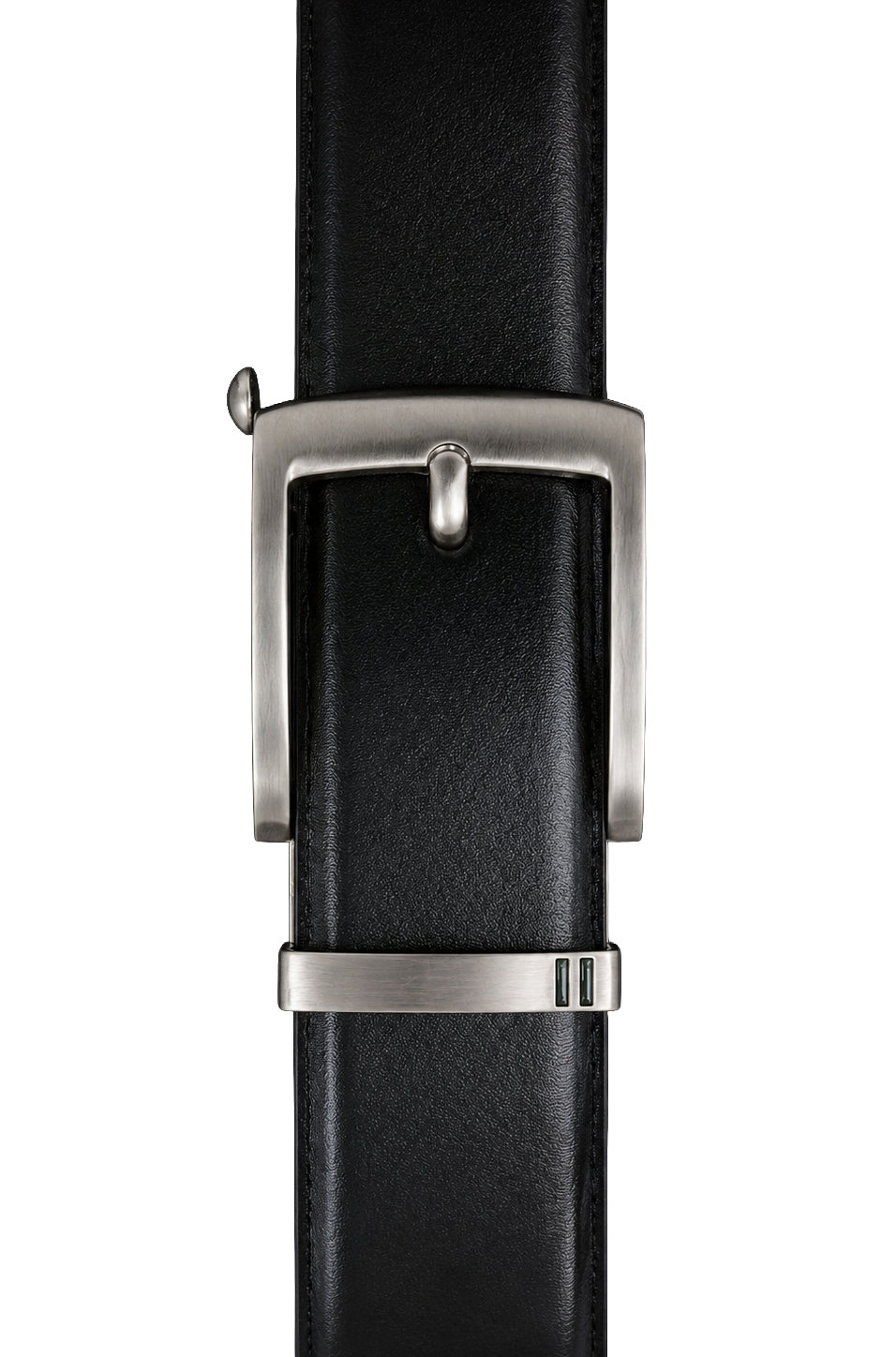 Gros plan de la ceinture noire avec passant et boucle rectangulaire argentée pour homme par Au Noir