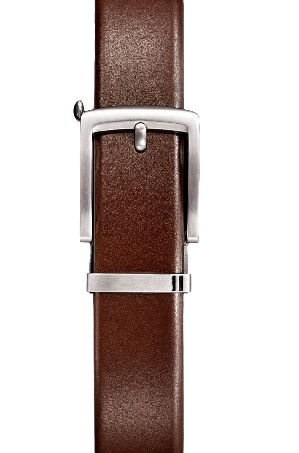Gros plan d’une ceinture brune d’aspect cuir avec passant en métal et boucle argentée pour homme par Au Noir