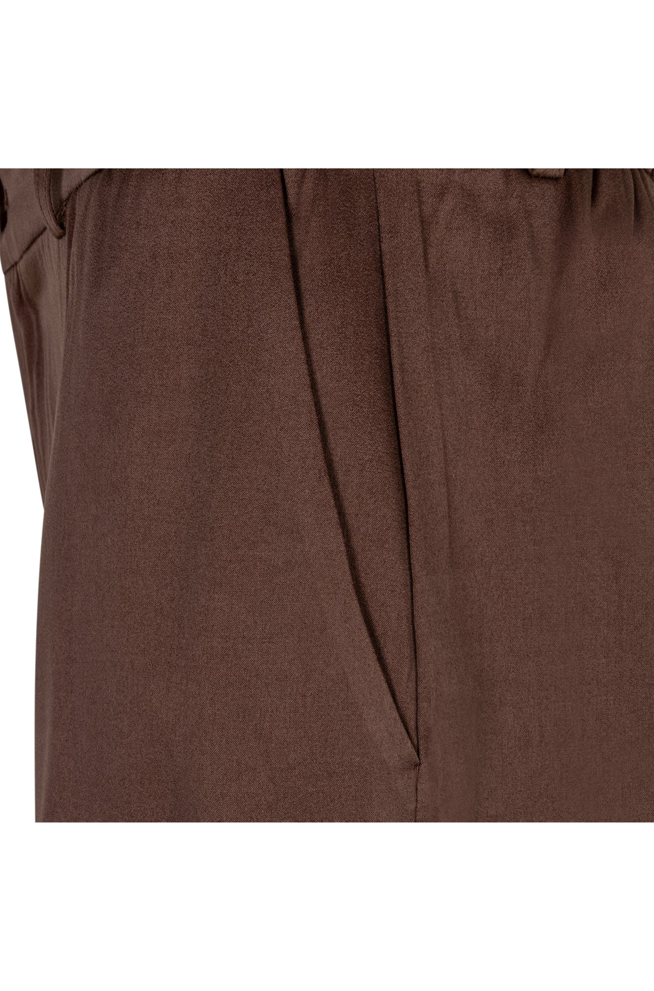 Pantalon jambe large brun montrant la poche oblique, la couture côté et le tissu lisse pour femme par Esqualo, en gros plan