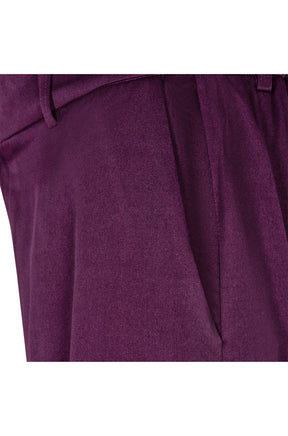 Détail d’une pantalon à jambe large prune satiné montrant poche oblique, passant et couture pour femme par Esqualo